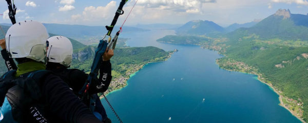 Parapente au dessus du lac d'Annecy