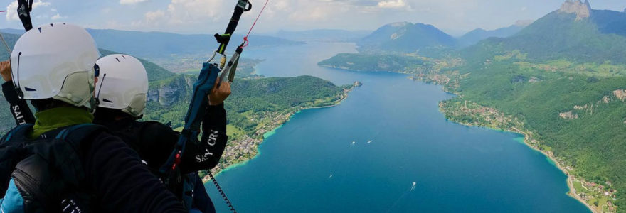 Parapente au dessus du lac d'Annecy