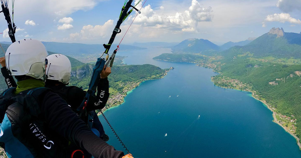 Parapente au dessus du lac d'Annecy